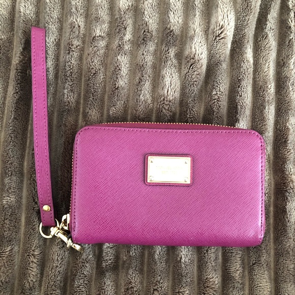 Michael Kors Handbags - Michael Kors Zip Around Wallet Wristlet